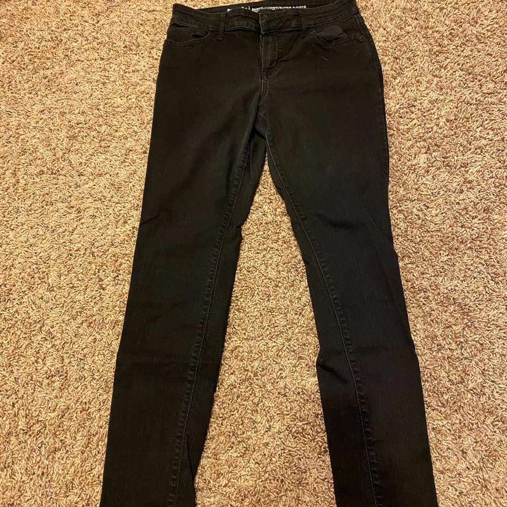 Old Navy skinny jean in black. Size 6.